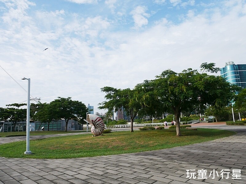 高雄景點｜星光水岸公園玩水，還能跟隔壁中油海洋天堂公園一起玩，相鄰高雄展覽館
