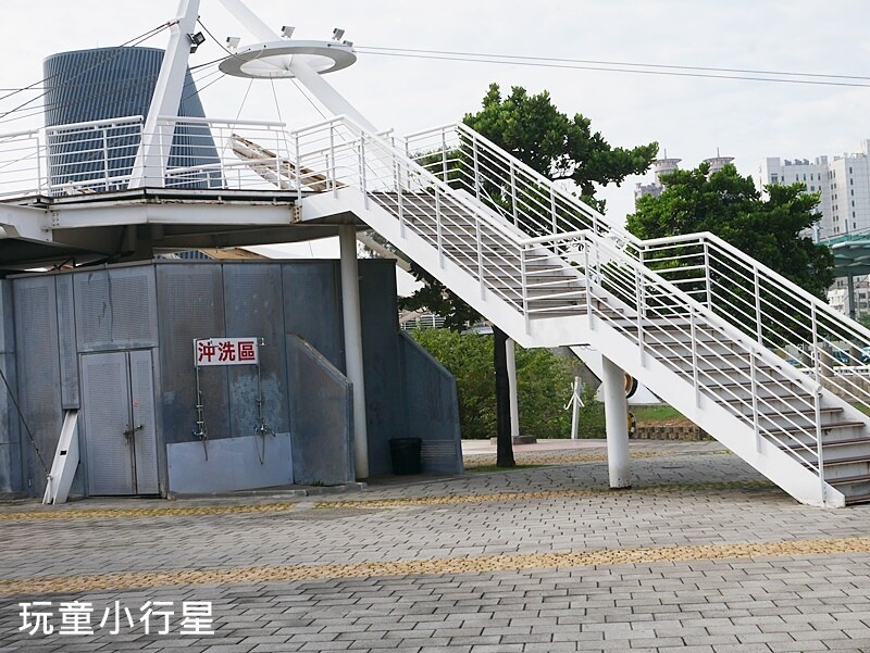 高雄景點｜星光水岸公園玩水，還能跟隔壁中油海洋天堂公園一起玩，相鄰高雄展覽館