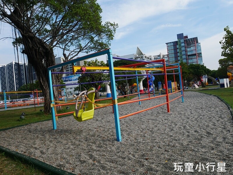 高雄景點｜中油海洋天堂公園，6大主題17項設施，2個公園一起玩｜相鄰高雄展覽館｜高雄玩沙玩水