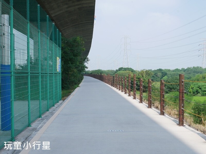 彰化景點｜和美烏溪廊道親子公園，國道3號橋下公園有遮蔭不怕晒｜彰化玩沙