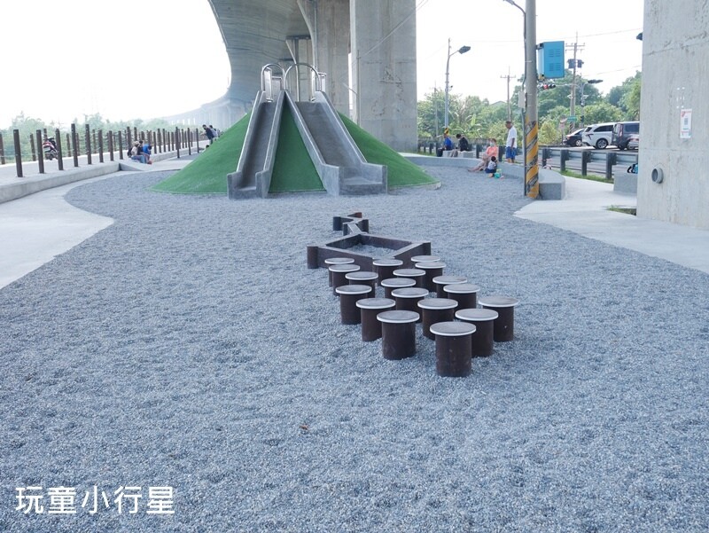 彰化景點｜和美烏溪廊道親子公園，國道3號橋下公園有遮蔭不怕晒｜彰化玩沙