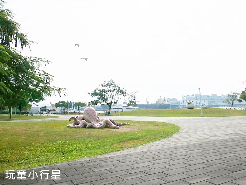 高雄景點｜星光水岸公園玩水，還能跟隔壁中油海洋天堂公園一起玩，相鄰高雄展覽館