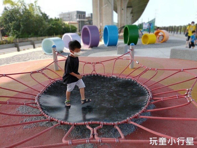 彰化景點｜和美烏溪廊道親子公園，國道3號橋下公園有遮蔭不怕晒｜彰化玩沙