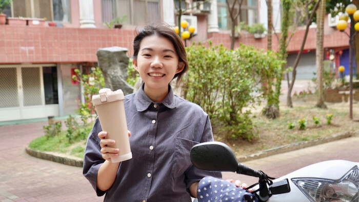 [開箱] 全球首款！為機車族設計的「飲酷杯」，專利設計放下就自動關蓋唷！