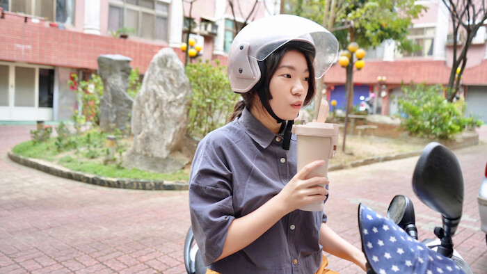 [開箱] 全球首款！為機車族設計的「飲酷杯」，專利設計放下就自動關蓋唷！