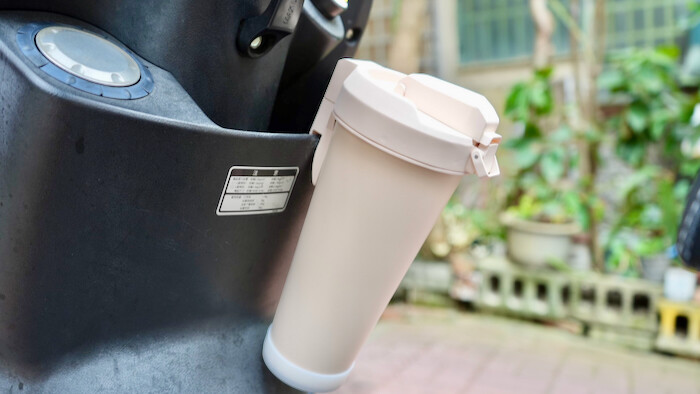 [開箱] 全球首款！為機車族設計的「飲酷杯」，專利設計放下就自動關蓋唷！