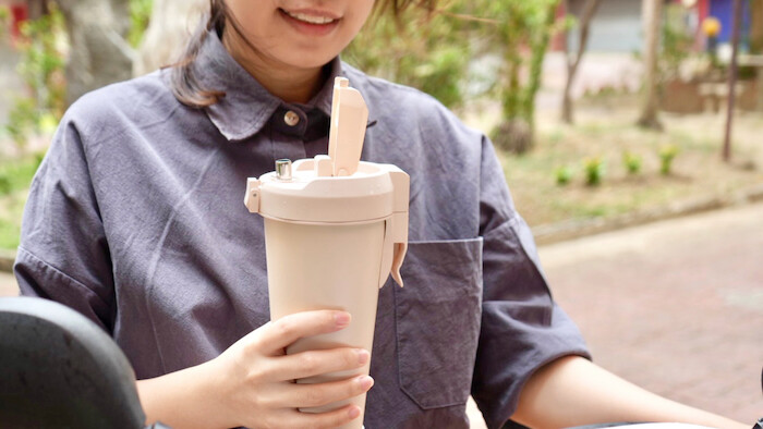 [開箱] 全球首款！為機車族設計的「飲酷杯」，專利設計放下就自動關蓋唷！