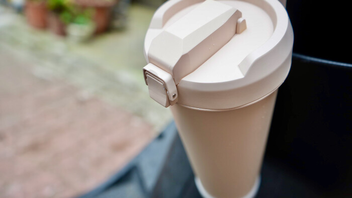 [開箱] 全球首款！為機車族設計的「飲酷杯」，專利設計放下就自動關蓋唷！