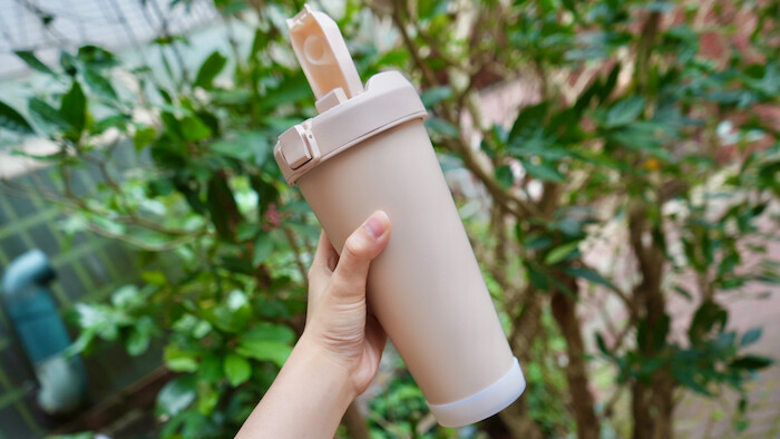 [開箱] 全球首款！為機車族設計的「飲酷杯」，專利設計放下就自動關蓋唷！