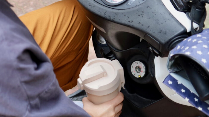 [開箱] 全球首款！為機車族設計的「飲酷杯」，專利設計放下就自動關蓋唷！