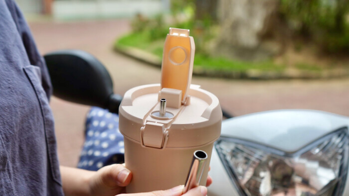 [開箱] 全球首款！為機車族設計的「飲酷杯」，專利設計放下就自動關蓋唷！