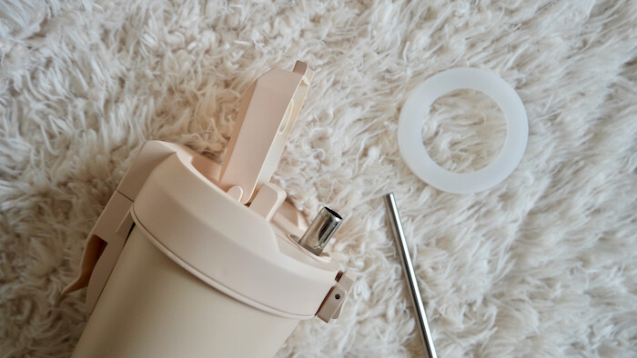 [開箱] 全球首款！為機車族設計的「飲酷杯」，專利設計放下就自動關蓋唷！