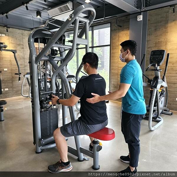 Bsh彼昂運動家-用拿鐵說聲早安，採光最美整齊又乾淨的台中西屯健身房推薦？！
