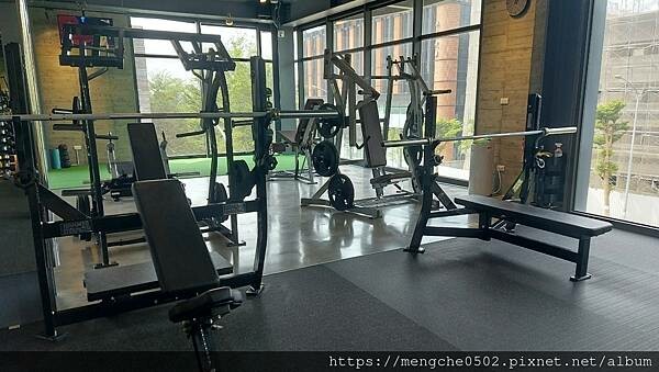Bsh彼昂運動家-用拿鐵說聲早安，採光最美整齊又乾淨的台中西屯健身房推薦？！