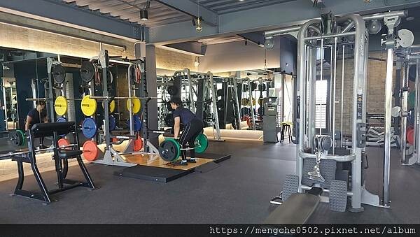 Bsh彼昂運動家-用拿鐵說聲早安，採光最美整齊又乾淨的台中西屯健身房推薦？！