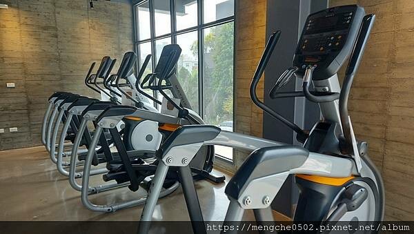 Bsh彼昂運動家-用拿鐵說聲早安，採光最美整齊又乾淨的台中西屯健身房推薦？！