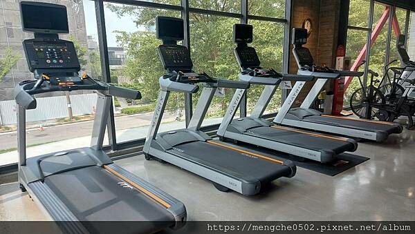 Bsh彼昂運動家-用拿鐵說聲早安，採光最美整齊又乾淨的台中西屯健身房推薦？！