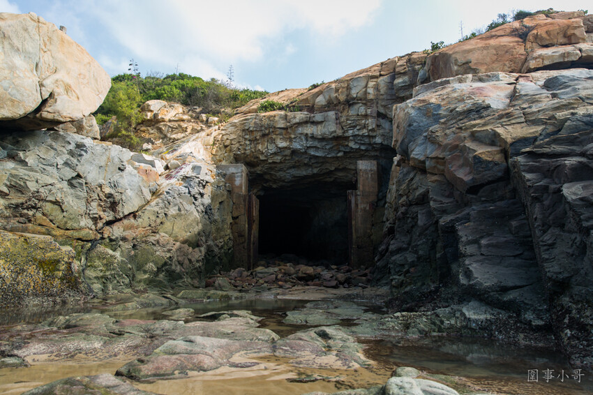 金門超私房景點-大帽山坑道探密!充滿絕美光影變幻的廢棄小艇坑道,需配合潮水才能進入,若沒有專業在地人陪伴切勿單獨前往喔。 @圍事小哥的幸福相框