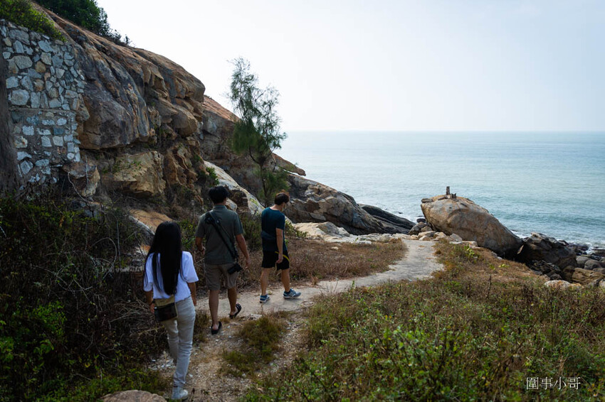 金門超私房景點-大帽山坑道探密!充滿絕美光影變幻的廢棄小艇坑道,需配合潮水才能進入,若沒有專業在地人陪伴切勿單獨前往喔。 @圍事小哥的幸福相框