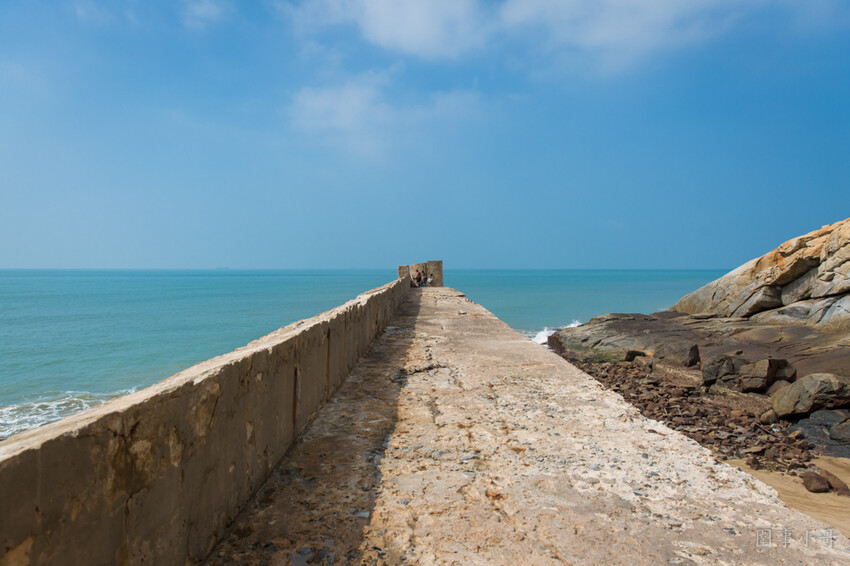 金門超私房景點-大帽山坑道探密!充滿絕美光影變幻的廢棄小艇坑道,需配合潮水才能進入,若沒有專業在地人陪伴切勿單獨前往喔。 @圍事小哥的幸福相框