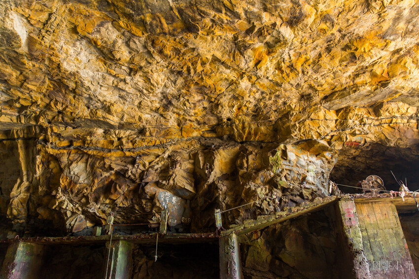 金門超私房景點-大帽山坑道探密!充滿絕美光影變幻的廢棄小艇坑道,需配合潮水才能進入,若沒有專業在地人陪伴切勿單獨前往喔。 @圍事小哥的幸福相框