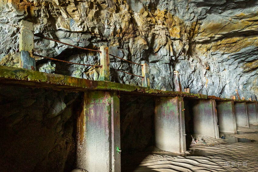 金門超私房景點-大帽山坑道探密!充滿絕美光影變幻的廢棄小艇坑道,需配合潮水才能進入,若沒有專業在地人陪伴切勿單獨前往喔。 @圍事小哥的幸福相框