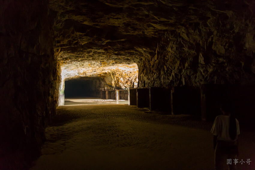 金門超私房景點-大帽山坑道探密!充滿絕美光影變幻的廢棄小艇坑道,需配合潮水才能進入,若沒有專業在地人陪伴切勿單獨前往喔。 @圍事小哥的幸福相框