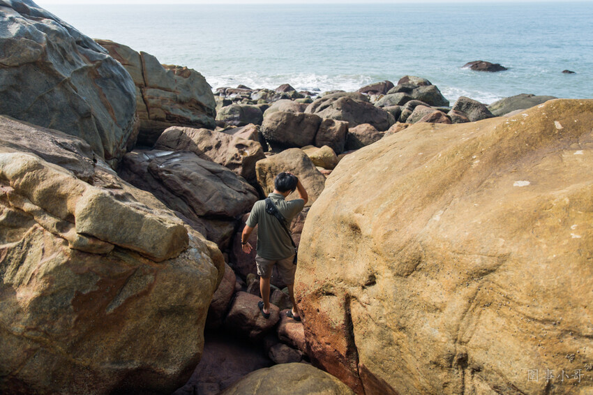 金門超私房景點-大帽山坑道探密!充滿絕美光影變幻的廢棄小艇坑道,需配合潮水才能進入,若沒有專業在地人陪伴切勿單獨前往喔。 @圍事小哥的幸福相框