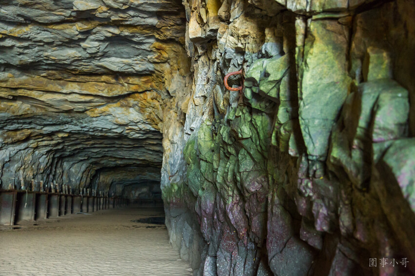 金門超私房景點-大帽山坑道探密!充滿絕美光影變幻的廢棄小艇坑道,需配合潮水才能進入,若沒有專業在地人陪伴切勿單獨前往喔。 @圍事小哥的幸福相框