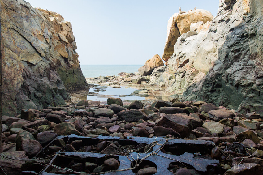 金門超私房景點-大帽山坑道探密!充滿絕美光影變幻的廢棄小艇坑道,需配合潮水才能進入,若沒有專業在地人陪伴切勿單獨前往喔。 @圍事小哥的幸福相框