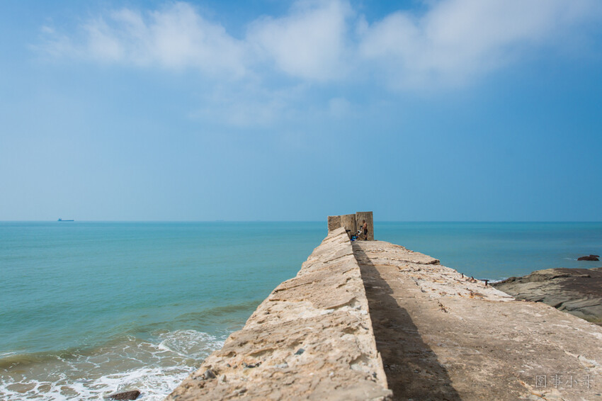 金門超私房景點-大帽山坑道探密!充滿絕美光影變幻的廢棄小艇坑道,需配合潮水才能進入,若沒有專業在地人陪伴切勿單獨前往喔。 @圍事小哥的幸福相框