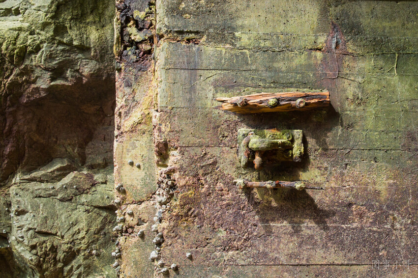 金門超私房景點-大帽山坑道探密!充滿絕美光影變幻的廢棄小艇坑道,需配合潮水才能進入,若沒有專業在地人陪伴切勿單獨前往喔。 @圍事小哥的幸福相框