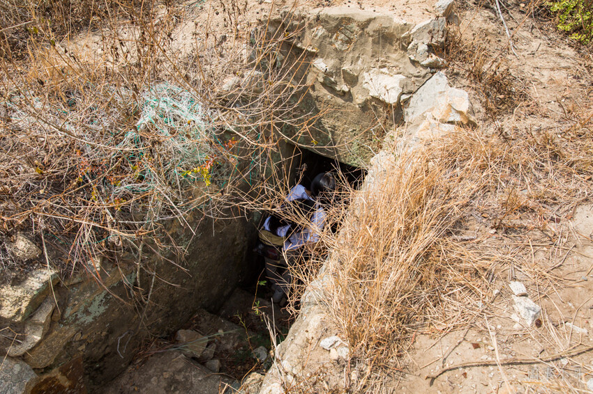 金門超私房景點-大帽山坑道探密!充滿絕美光影變幻的廢棄小艇坑道,需配合潮水才能進入,若沒有專業在地人陪伴切勿單獨前往喔。 @圍事小哥的幸福相框