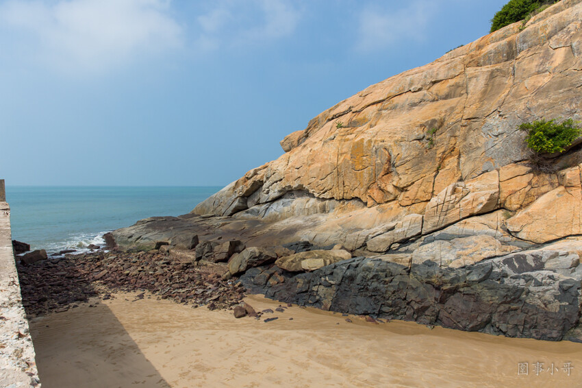 金門超私房景點-大帽山坑道探密!充滿絕美光影變幻的廢棄小艇坑道,需配合潮水才能進入,若沒有專業在地人陪伴切勿單獨前往喔。 @圍事小哥的幸福相框