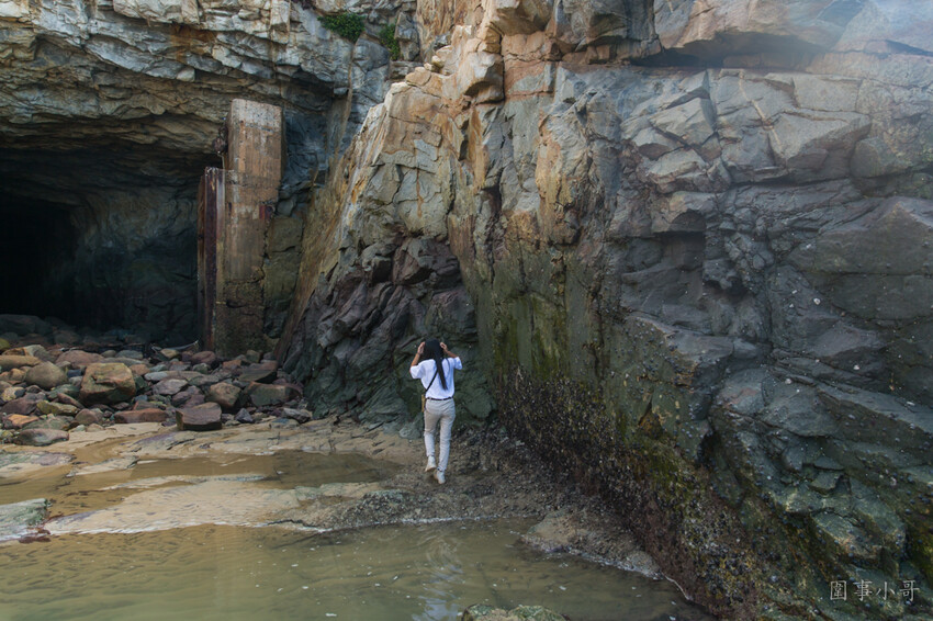 金門超私房景點-大帽山坑道探密!充滿絕美光影變幻的廢棄小艇坑道,需配合潮水才能進入,若沒有專業在地人陪伴切勿單獨前往喔。 @圍事小哥的幸福相框