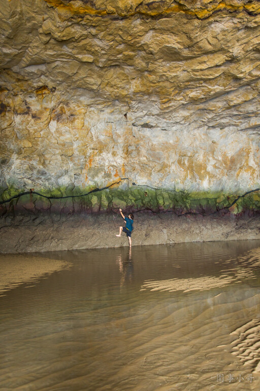 金門超私房景點-大帽山坑道探密!充滿絕美光影變幻的廢棄小艇坑道,需配合潮水才能進入,若沒有專業在地人陪伴切勿單獨前往喔。 @圍事小哥的幸福相框