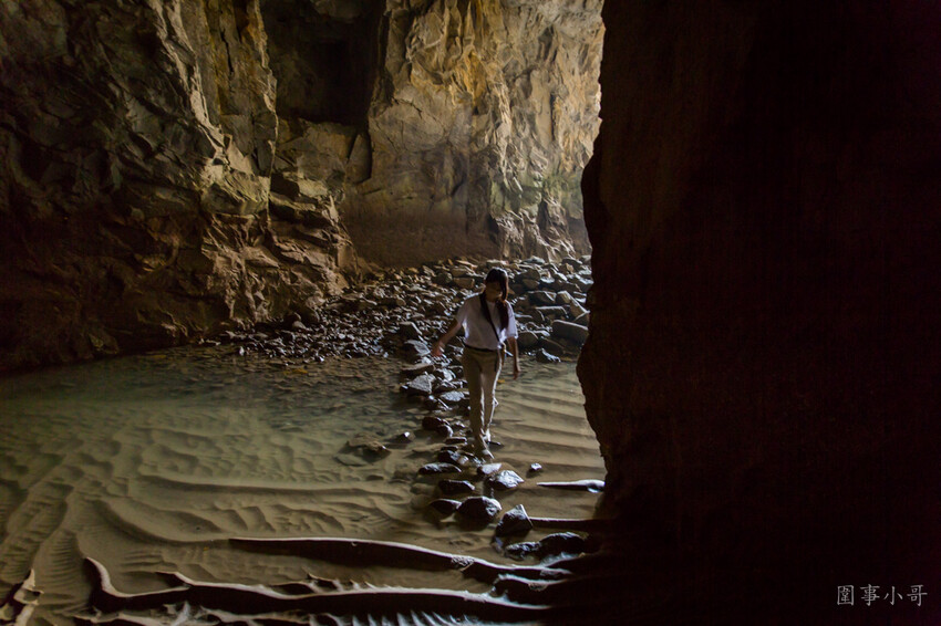 金門超私房景點-大帽山坑道探密!充滿絕美光影變幻的廢棄小艇坑道,需配合潮水才能進入,若沒有專業在地人陪伴切勿單獨前往喔。 @圍事小哥的幸福相框