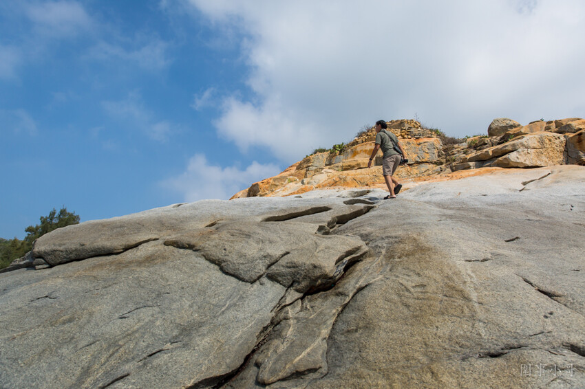 金門超私房景點-大帽山坑道探密!充滿絕美光影變幻的廢棄小艇坑道,需配合潮水才能進入,若沒有專業在地人陪伴切勿單獨前往喔。 @圍事小哥的幸福相框