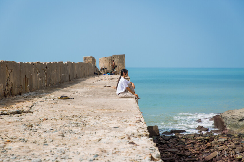 金門超私房景點-大帽山坑道探密!充滿絕美光影變幻的廢棄小艇坑道,需配合潮水才能進入,若沒有專業在地人陪伴切勿單獨前往喔。 @圍事小哥的幸福相框