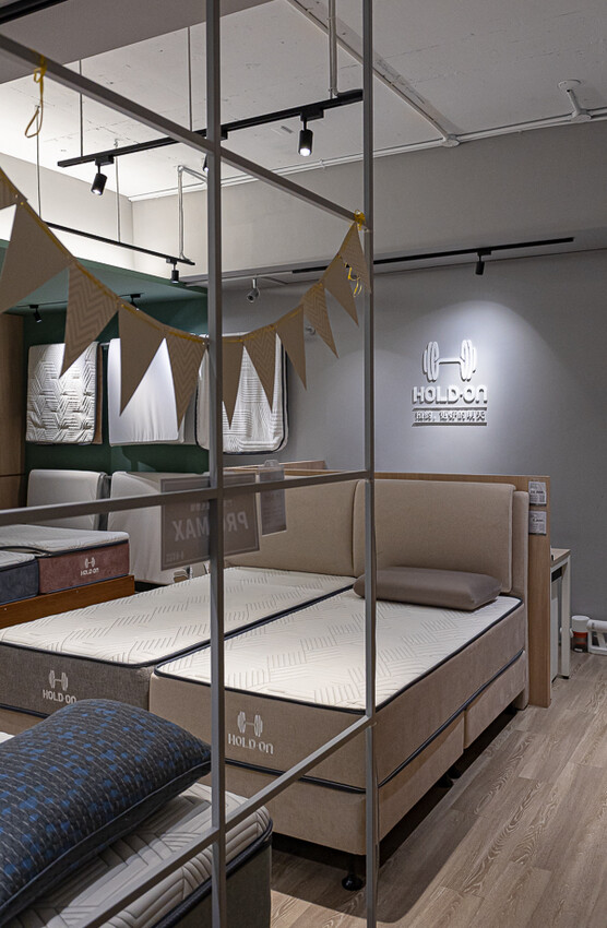 HOLD-ON舉重床古亭門市｜台北中正家具開箱心得｜床墊超舒服試躺完就立刻下單一張經典款的帶回家睡，美觀又舒適物超所值的床墊推薦 - 卡爾茗 C.L.M.