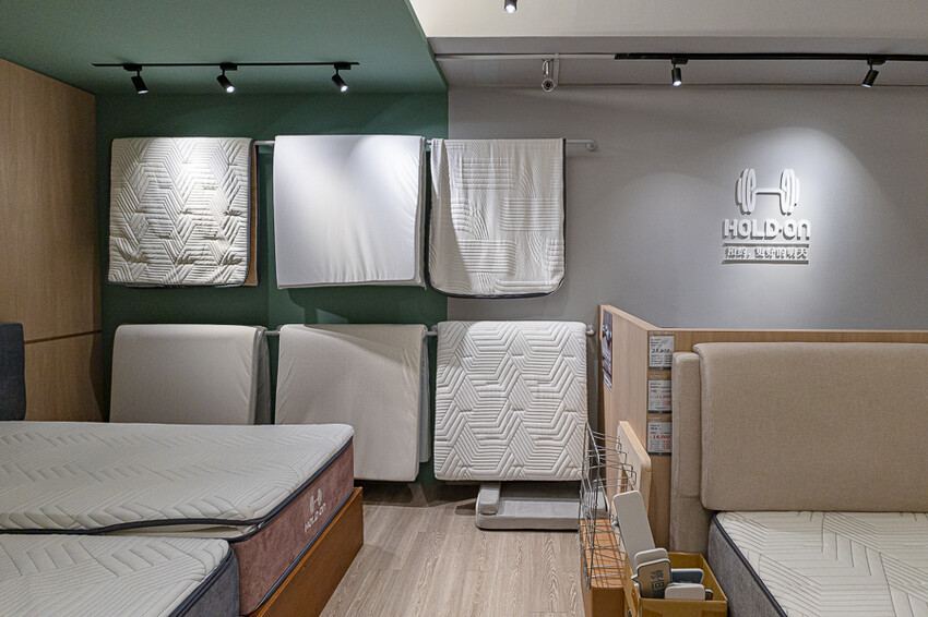 HOLD-ON舉重床古亭門市｜台北中正家具開箱心得｜床墊超舒服試躺完就立刻下單一張經典款的帶回家睡，美觀又舒適物超所值的床墊推薦 - 卡爾茗 C.L.M.