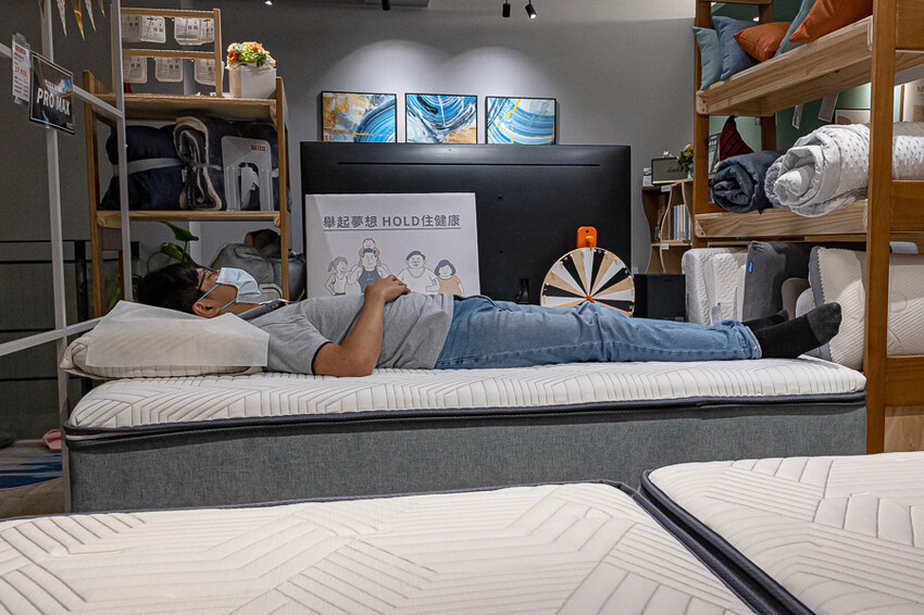 HOLD-ON舉重床古亭門市｜台北中正家具開箱心得｜床墊超舒服試躺完就立刻下單一張經典款的帶回家睡，美觀又舒適物超所值的床墊推薦 - 卡爾茗 C.L.M.