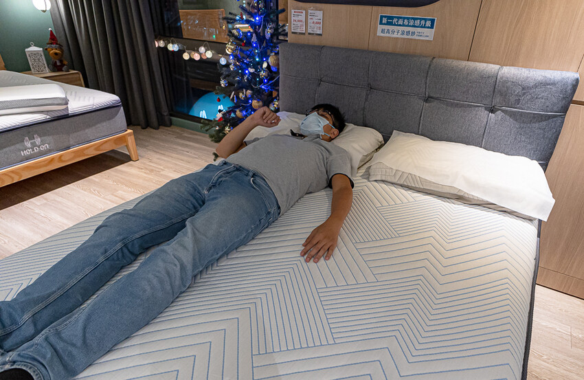 HOLD-ON舉重床古亭門市｜台北中正家具開箱心得｜床墊超舒服試躺完就立刻下單一張經典款的帶回家睡，美觀又舒適物超所值的床墊推薦 - 卡爾茗 C.L.M.