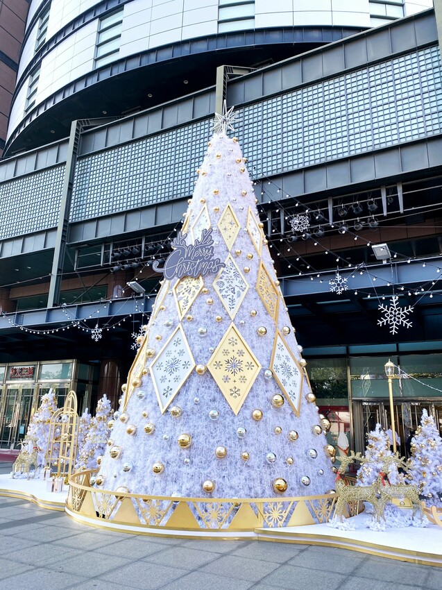 2022台中新光三越獨家魔幻森林金燦耶誕城｜10米高超奢華耶誕樹｜彷彿置身北歐冰雪場景｜夢幻場景隨手一拍秒出大片！ - 萍姐愛分享