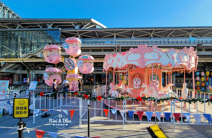 臺中驛冬日嘉年華 | 超萌角色搭乘旋轉木馬、摩天輪來到臺中驛鐵道文化園區,2022台中耶誕景點推薦 @Nini and Blue 玩樂食記