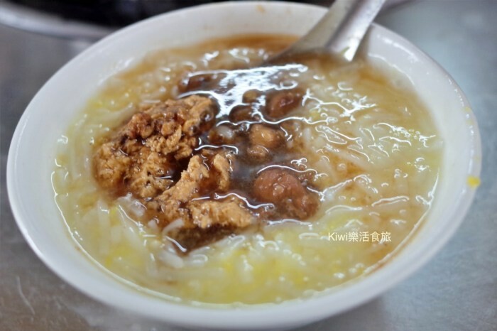 苗栗竹南景點四方鮮乳牧場｜苗栗親子景點超好玩.超長滑草道、餵食小牛喝奶、玻璃屋餐廳超美