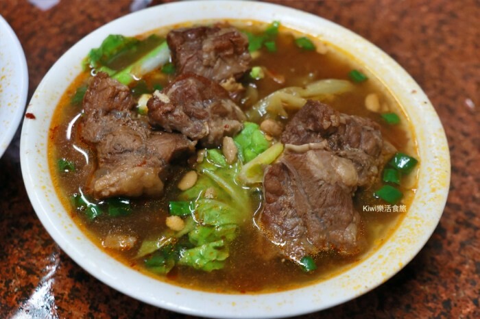 苗栗竹南景點四方鮮乳牧場｜苗栗親子景點超好玩.超長滑草道、餵食小牛喝奶、玻璃屋餐廳超美