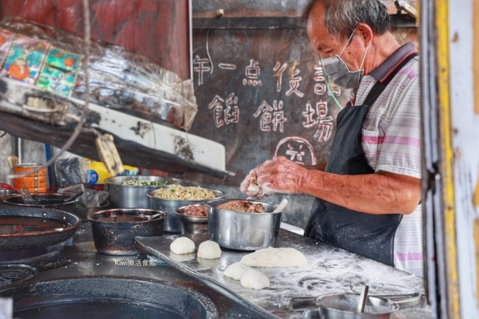 苗栗竹南景點四方鮮乳牧場｜苗栗親子景點超好玩.超長滑草道、餵食小牛喝奶、玻璃屋餐廳超美