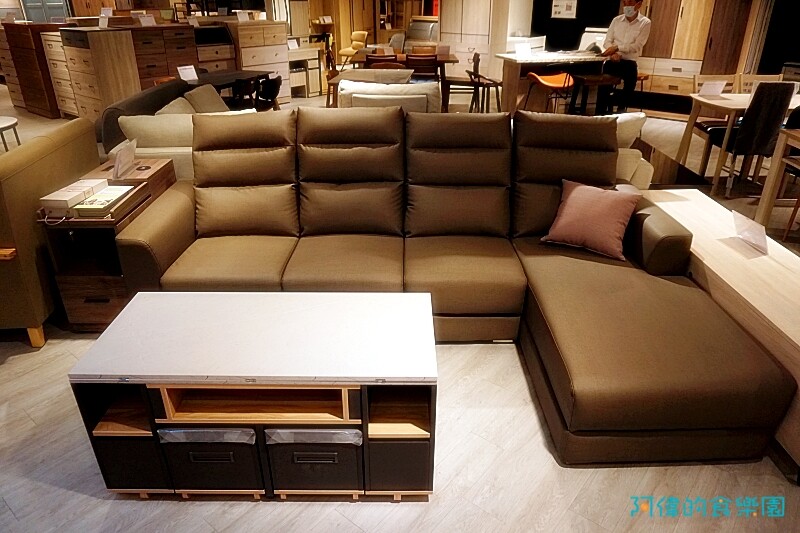 【台中大雅】億家具批發倉庫台中總店-千坪超大賣場，數十款沙發、床、櫃，還可客製化，選購家具來這就對了