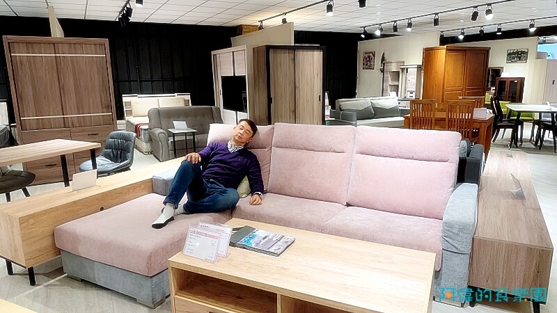 【台中大雅】億家具批發倉庫台中總店-千坪超大賣場，數十款沙發、床、櫃，還可客製化，選購家具來這就對了